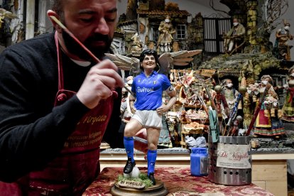 Genny Di Virgilio pintando al 