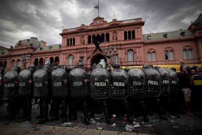Efectivos de la Policía a las puertas de la Casa Rosada donde este jueves se ha abierto la capilla ardiente de Maradona.
