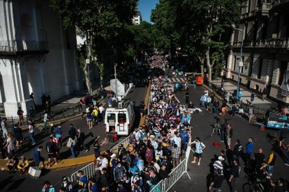 Seguidores de Diego Armando Maradona hacen cola a las puertas de la Casa Rosada.