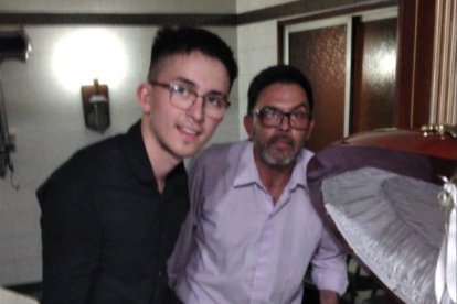 Otra de las fotos que se tomaron con el cuerpo de Maradona.