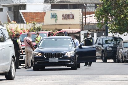 Policías investigan presunto secuestro de una mujer en Lomas de Urdesa.
