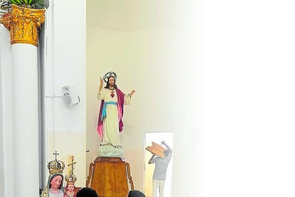 Desde hace siglos, los devotos se rinden en ruegos y agradecimientos ante la imagen.