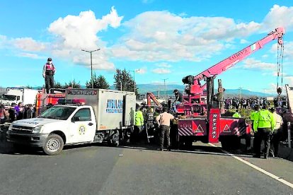 Agentes de  bomberos y otras entidades llegaron para sacarlos.