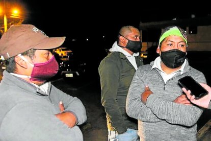 Los parientes de los fallecidos fueron a la policía para preguntar sobre el hecho.