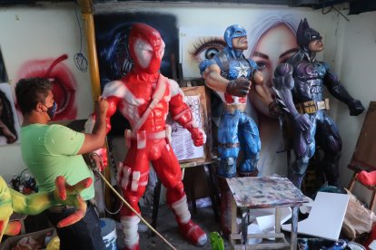 Luis Morales le da los últimos toques a un Deadpool que exhibirá en la intersección con Calicuchima.