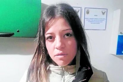 Tiana Herrera, de 25 años, luce una chompa parecida a la de la mujer que asaltó la pizzería.