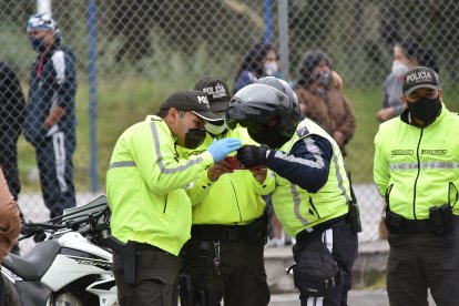 Los agentes revisaron las grabaciones de las cámaras para tener más evidencia.