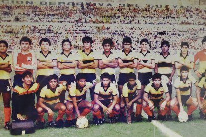 Cepeda con la primera selección de Ecuador que fue a un Mundial juvenil en Canadá 1986.