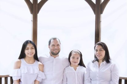 Está casada con René Llanos y tiene dos hijas, Mía, de 14 años, y Katherine, de 9.