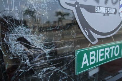 Luego del hecho, Juan colocó cinta en el orificio que quedó en la puerta de su negocio.