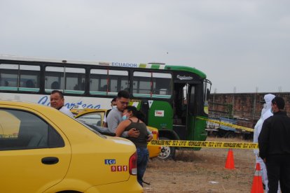 La madre del militar llora sin cesar al conocer el hecho.