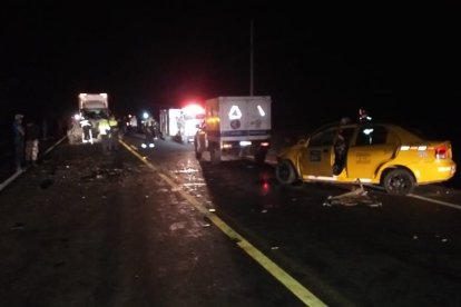 El taxi en el que viajaban ocho personas quedó a un costado de la carretera, con sus ocupantes gravemente heridos.