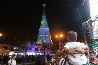En 2019 se desarrolló el encendido del árbol navideño de Portete con público.
