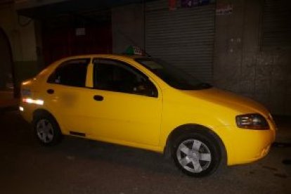 El auto con pinta de taxi en el que los dos asaltantes sorprendían a sus víctimas.