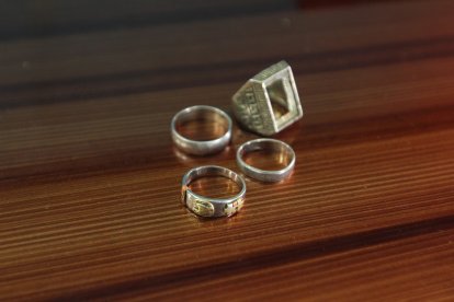 Sobre el ataúd que aún no pagan... están los anillos de tío Pijo.