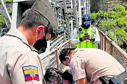 La mujer no dejaba de llorar luego de que le salvaran la vida.