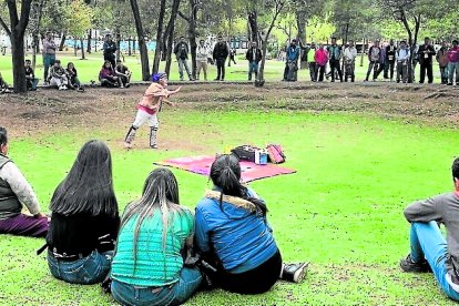 El quiteño ha ido cambiando de espacios para la socialización. El contacto vecinal también ha sufrido una mutación.