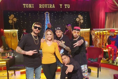 Sabaté junto a artistas del país ibérico, en un programa de televisión.