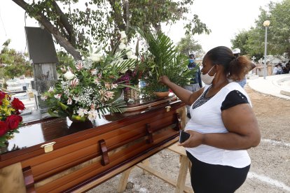 Carmen Segura tuvo que hacer la ‘vaca’ para poder comprar los ramos de su tío.