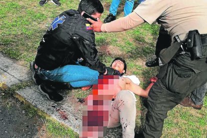 El paramédico llamaba a una ambulancia mientras estabilizaba a la víctima.