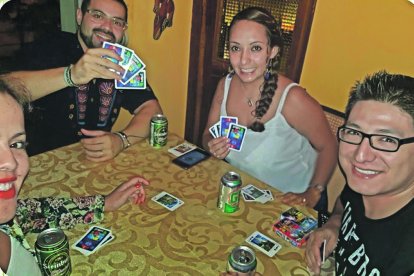 Muchos recuerdan las fiestas jugando el tradicional cuarenta.