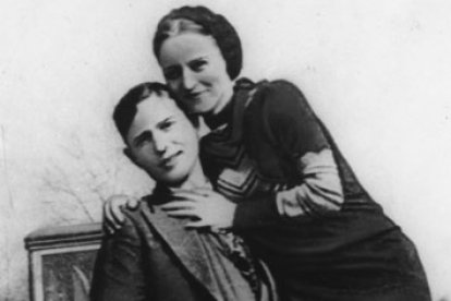 Bonnie Parker y Clyde Barrow captaron la atención de los estadounidenses entre 1931 y 1934. La banda fue conocida por robos a bancos y pequeños comercios y gasolineras. Fueron emboscados por la Policía y abatidos el 23 de mayo de 1934.