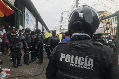 La Policía antimotines llegó al sector ante posibles desmanes.