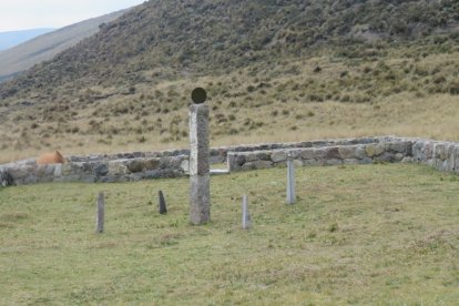 Un reloj de sol, que consiste en un monolito de piedra, una de las atracciones del lugar.
