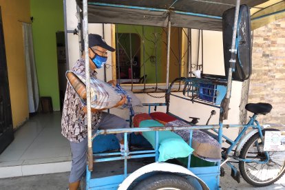 Jesús en su triciclo hace fletes y recoge botellas para venderlas. Su hijo quiere ayudarlo, pero su problema visual se lo impide.