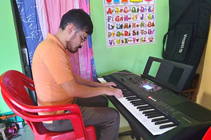 No solo hacer perfumes, también es un gran tecladista.