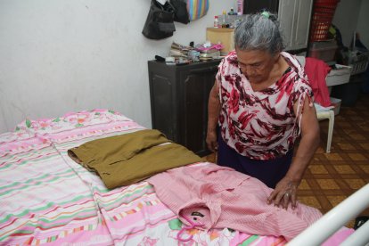 A la madre de Wilson se le vienen los recuerdos de su hijo al ver sus pertenencias en la habitación donde dormía.