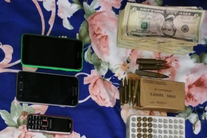 En las revisiones, los agentes encontraron municiones, dinero y otras evidencias sospechosas.