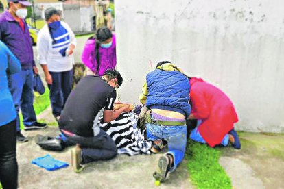 La víctima fue atendida por una paramédico del barrio, pero no logró sobrevivir.