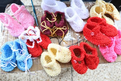 Con el dinero recaudado compra los medicamentos de su madre, cubre los gastos de alimentación y alquiler de casa.