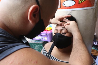 Aunque las mujeres son sus clientes más frecuentes. Sus parejas las acompañan y se hacen atender.