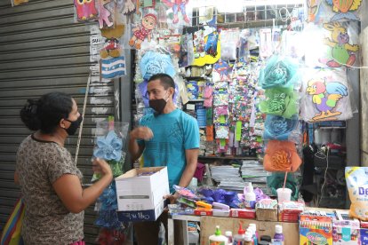 De lunes a sábado, de 10:00 a 19:00 don Wacho permanece en su local.