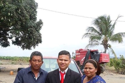 Erwin y sus padres. El joven fue herido superficialmente en el pecho.