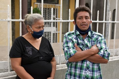 María Troya, madre de la fallecida, lamenta el hecho junto a Luis Montes.