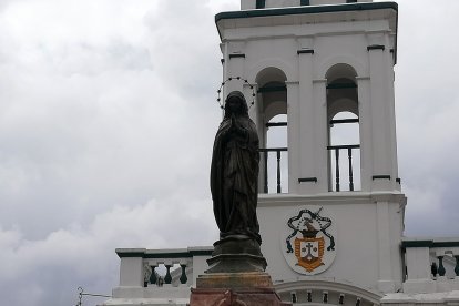 La efigie de la Virgen, hecha en bronce que fue instalada hace más de un siglo.