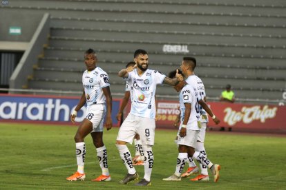 Guayaquil City logró vencer 3-1 a Liga de Portoviejo y con ello se mantienen en la pelea por ganar la etapa.