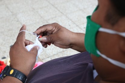 Hilo nylon y un crochet son las herramientas de trabajo de Rafael.