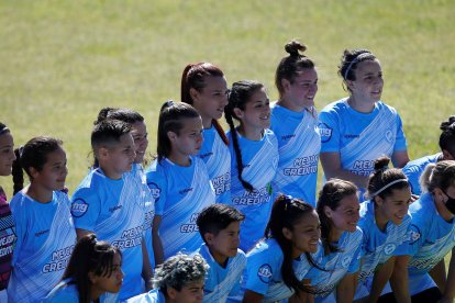 Mara (centro) con sus compañeros de equipo.