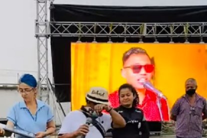 Arias lloró al tener frente a frente a los jugadores que formó.
