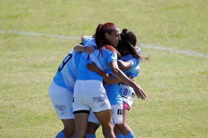 Mara en el festejo del único que que hizo su equipo.