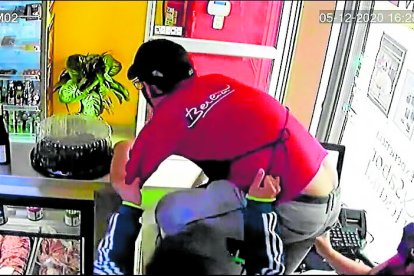 El dueño del local forcejeó con uno de los delincuentes.