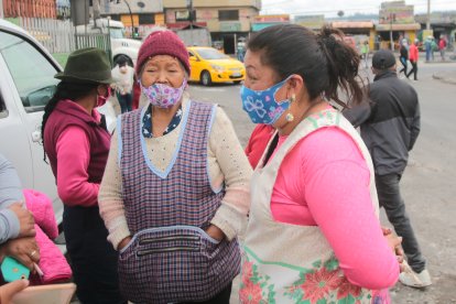 Mayra (rosado) y su madre cuentan lo sucedido.