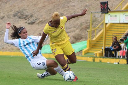 Muela aparte de jugar fútbol es licenciada en periodismo y estudia marketing y para ser entrenadora de fútbol.