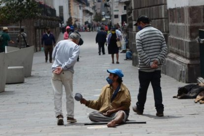 Muchas personas que viven en la calle viven de la caridad, pero a veces son maltratadas.