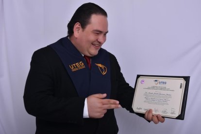 Arcadio Giacomán muestra el diploma del logro profesional obtenido.