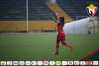 Madeline Riera figura y goleadora de El Nacional.